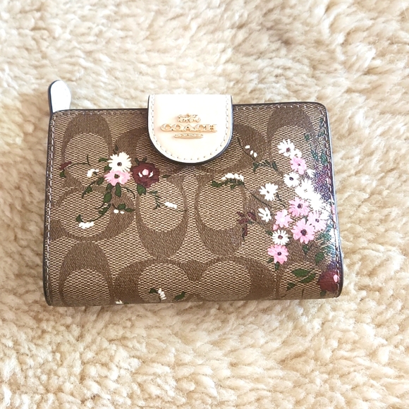 Beautiful NWOT Coach Signature Brown Evergreen Floral Bi-Fold Wallet  🩷🤎🎁🌸🤍 - Picture 3 of 16